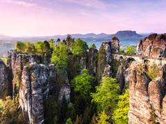 Blick auf die Bastei im Elbsandsteingebirge in der Nähe von Dresden