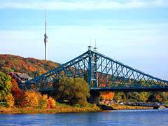 Das Blaue Wunder in Dresden
Im Hintergrund das Dresdner Hochland